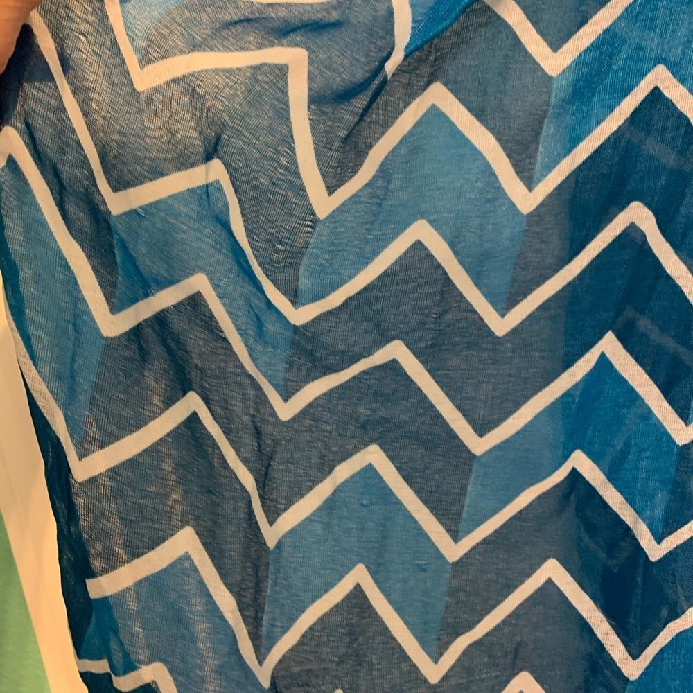 Blue Chevron Pattern Scarf NWT - Picture 3 of 3